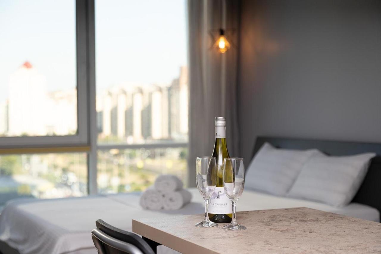 Stylish Panoramic Apartments. Smartplaza. Metro Minskaya เคียฟ ภายนอก รูปภาพ