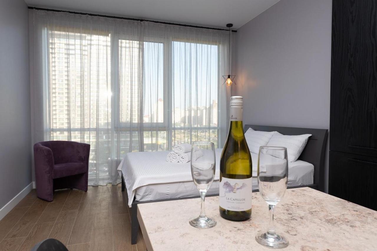 Stylish Panoramic Apartments. Smartplaza. Metro Minskaya เคียฟ ภายนอก รูปภาพ